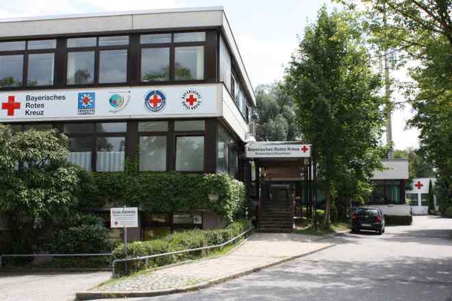 Das Bild zeigt das Verwaltungsgebäude der Kreisgeschäftsstelle des BRK-Kreisverbandes Rosenheim in der Tegernseestraße 5 in Rosenheim.