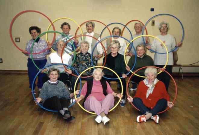 das Foto zeigt eine Gruppe älterer Damen bei der Gymnastik