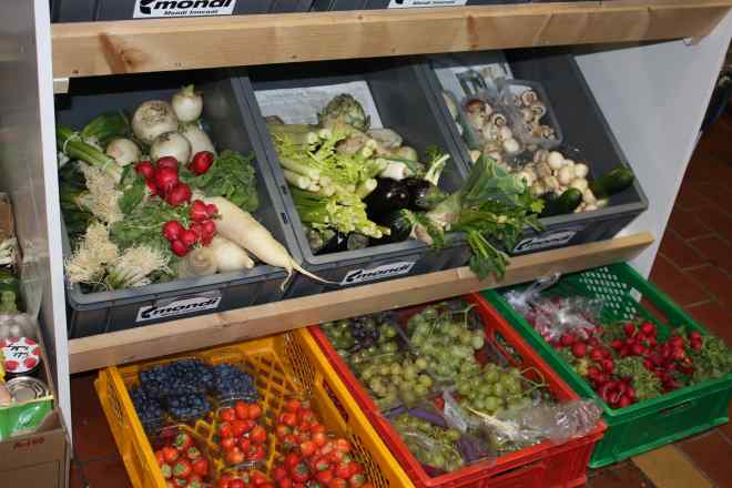Das Bild zeigt Kisten, die mit Obst und Gemüse gefüllt sind.