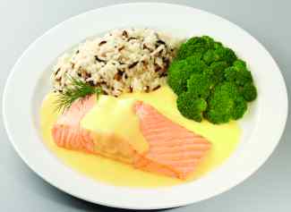 Fisch ist auf dem Teller mit Reis und Gemüse angerichtet.