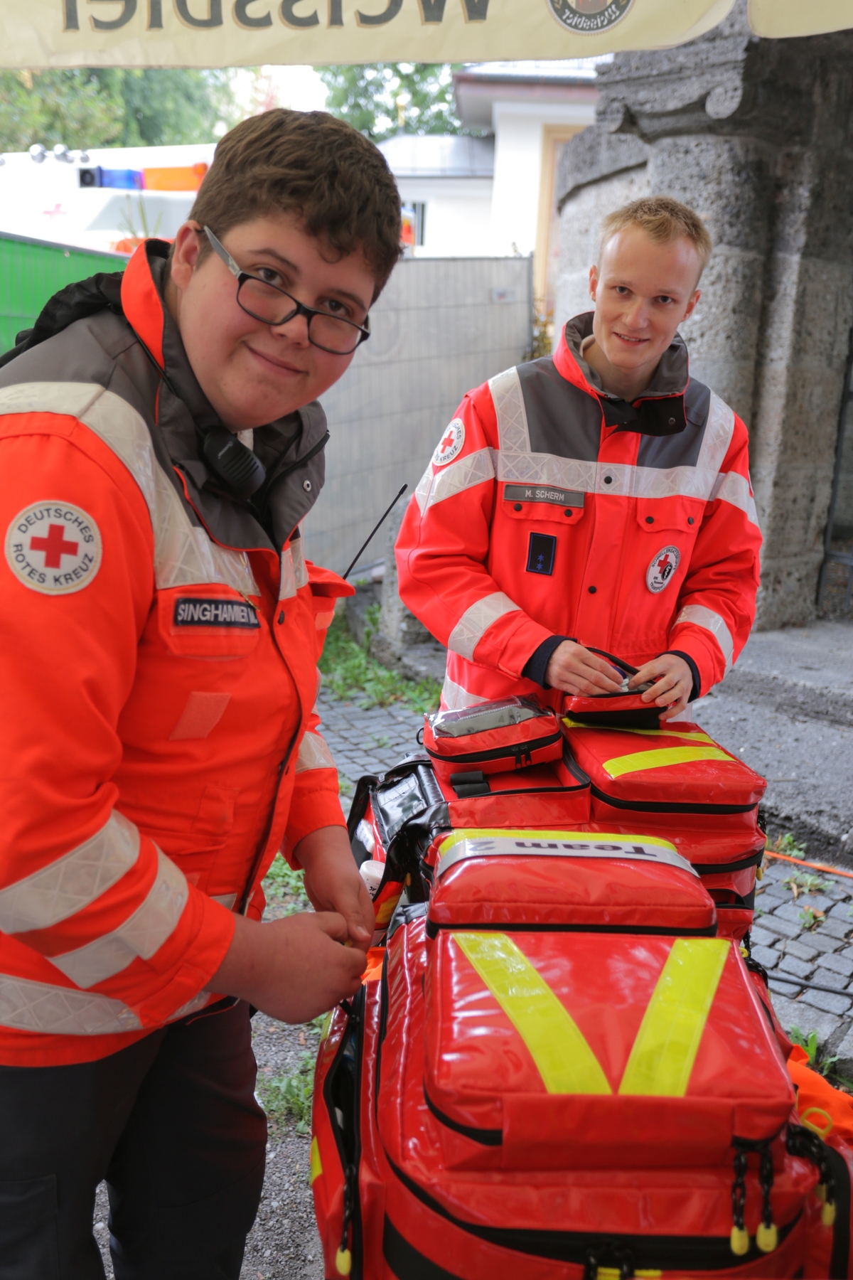 Das Fotos zeigt zwei ehrenamtliche Helfer im Sanitätsdienst mit Notfallrucksack