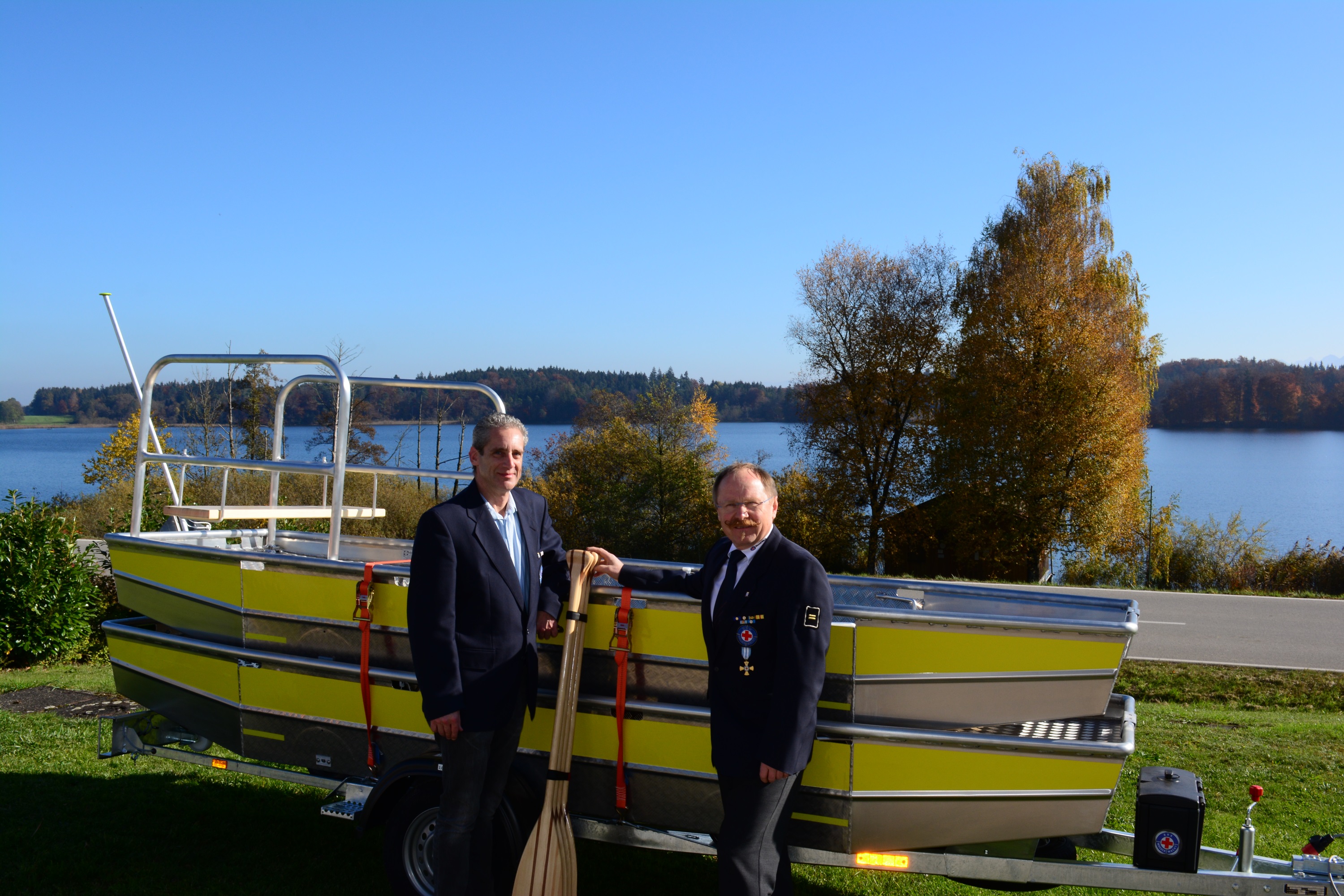 Foto zeigt die neuen Boote sowie Alexander von Löwenfeld und Christian Förster